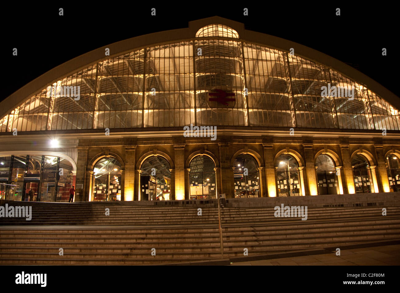 Lime Street Railway Station Liverpool in der Nacht Stockfoto