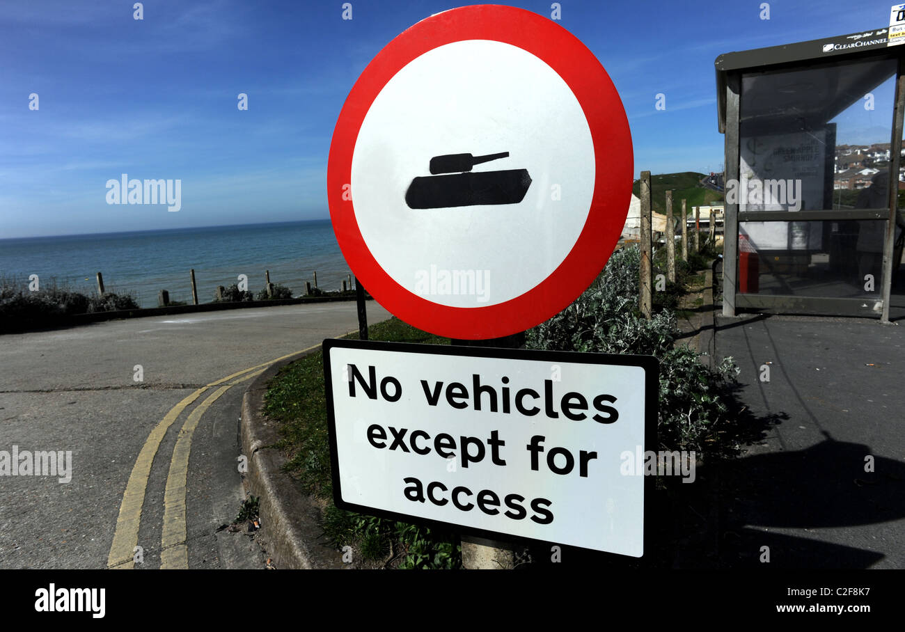 Eine verunstaltete melden Sie keine Fahrzeuge mit Ausnahme von Zugang, mit dem Auto durch einen Panzer aus der Küstenstraße in Saltdean ersetzt Stockfoto