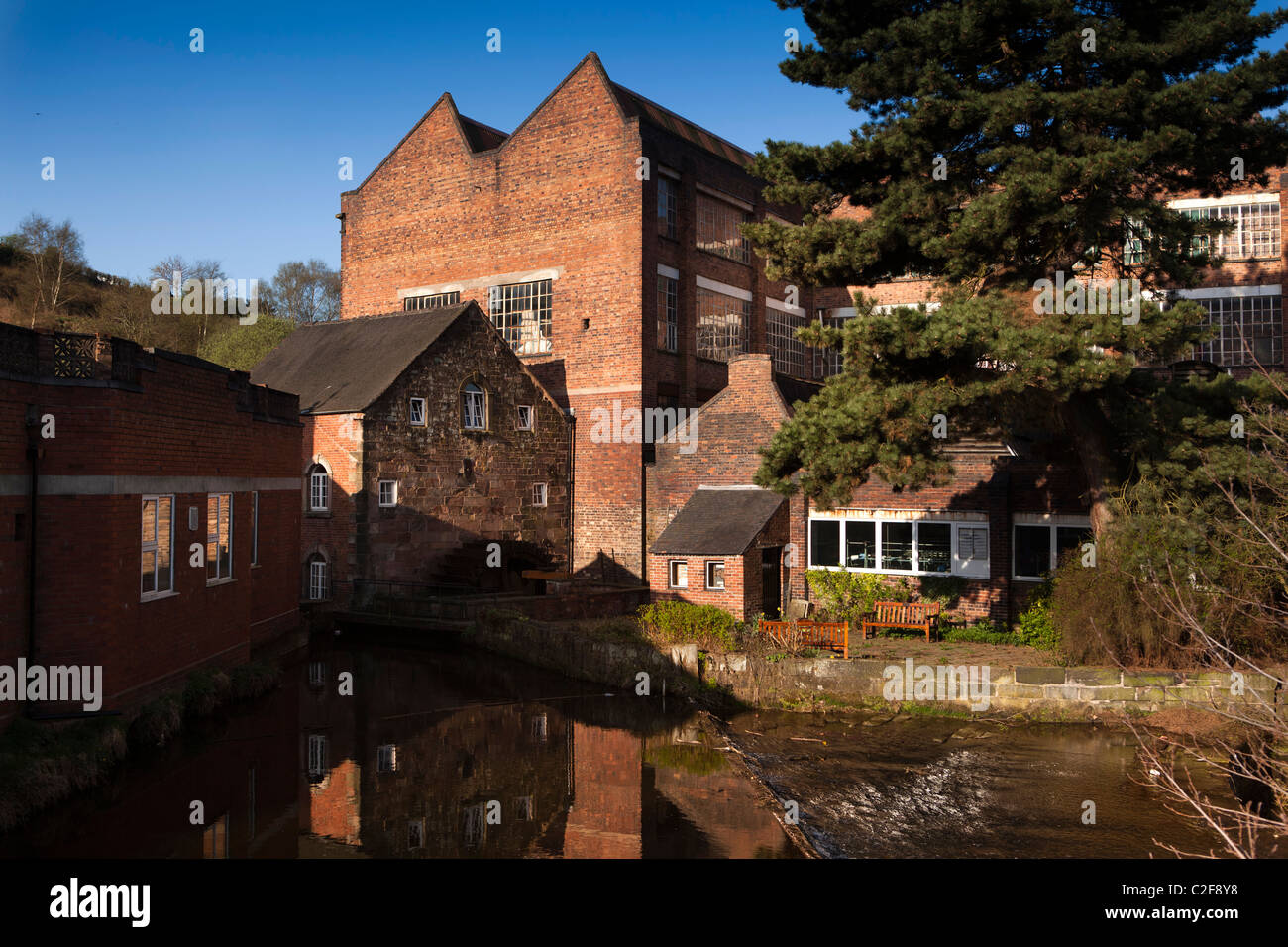 Großbritannien, England, Staffordshire, Lauch, Brindley Mühle, historische, Wasser 1752 betriebene Getreidemühle unter Industriebauten Stockfoto