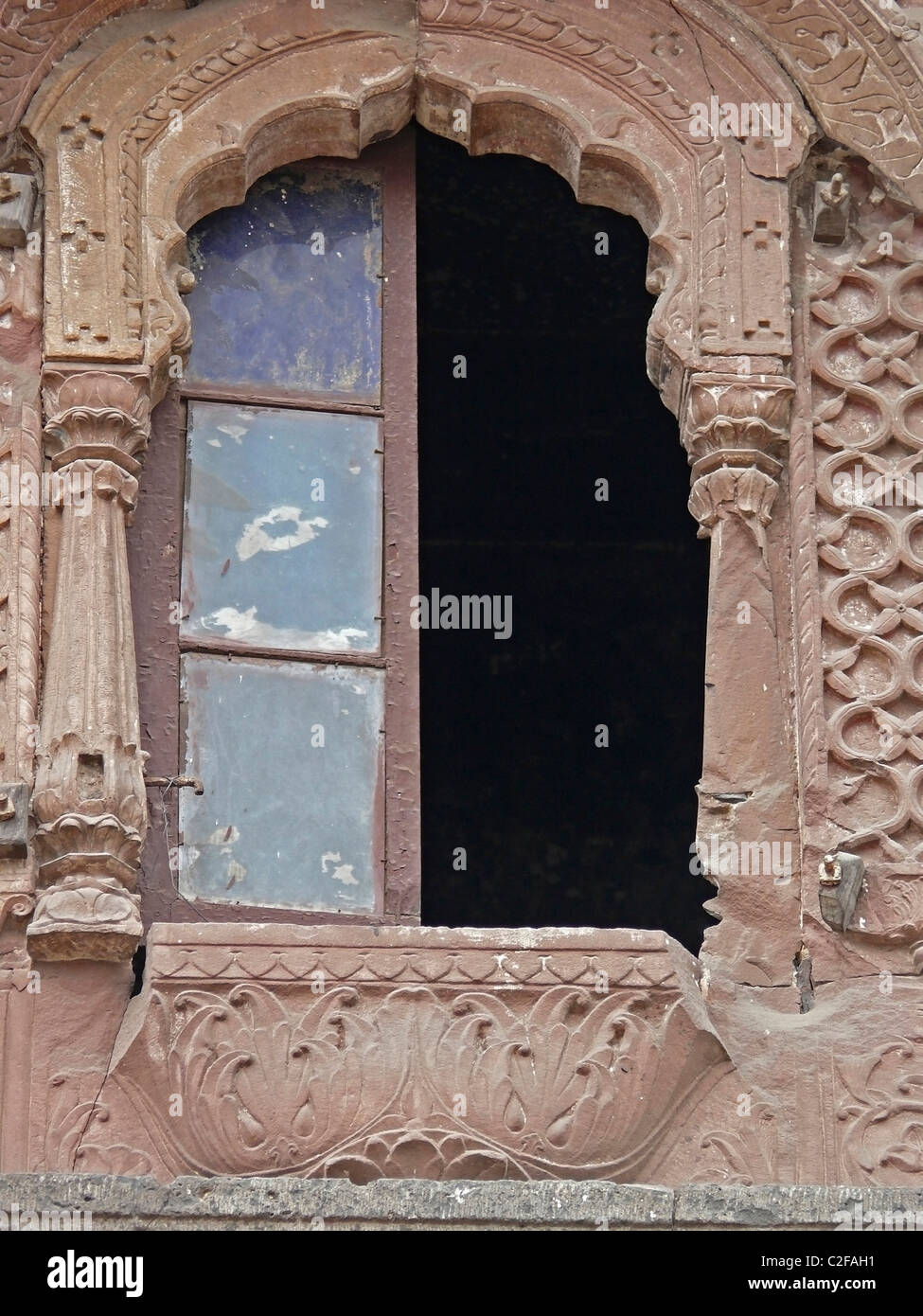 Dekorierte gewölbte Fenster mit Säulen in Indore Palast, Indore, Madhya Pradesh, Indien Stockfoto