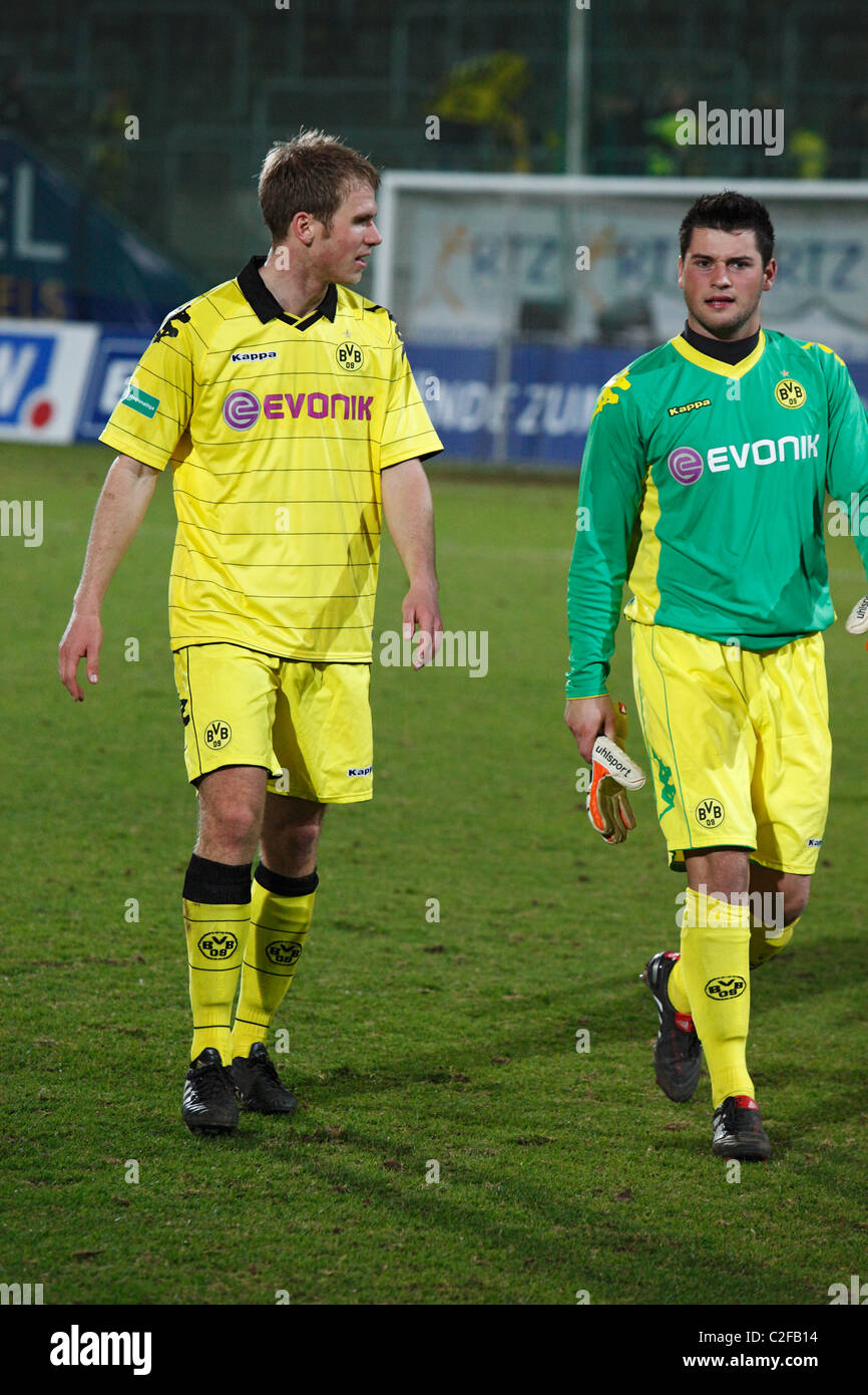 Fußballer-Jörn Neumeister (BVB) und Ziel-Keeper Zlatan Alomerovic (BVB), Sport, Fußball, Regionalliga West, Bundesliga, 2010/2011, freundliche Spiel 2011, Wuppertaler SV Borussia vs. Borussia Dortmund 1:0, Stadion bin Zoo in Wuppertal Stockfoto