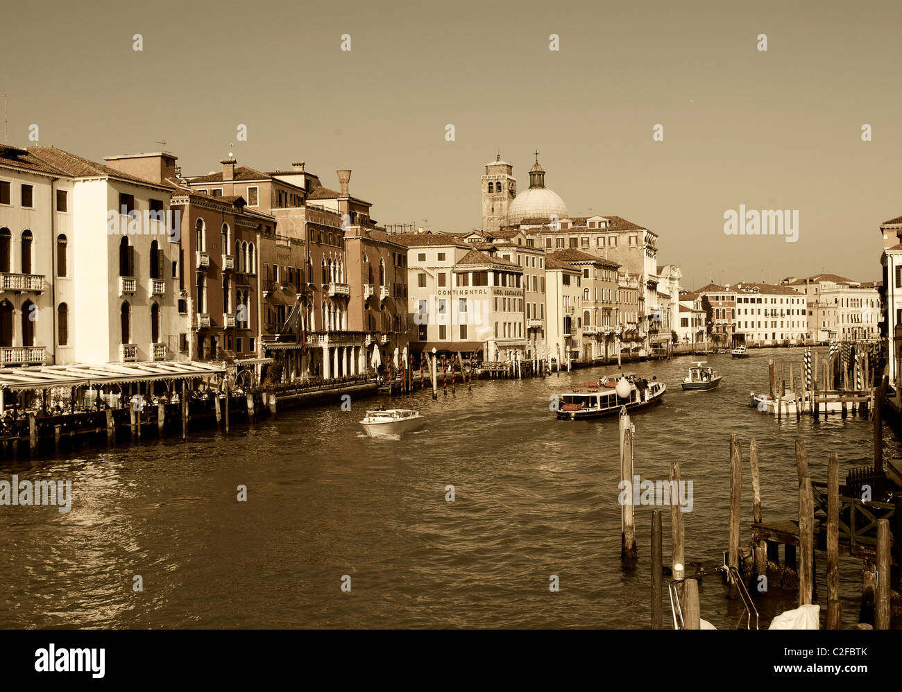 Venedig, Grachten und historischen Gebäude mit Schnellbooten Stockfoto