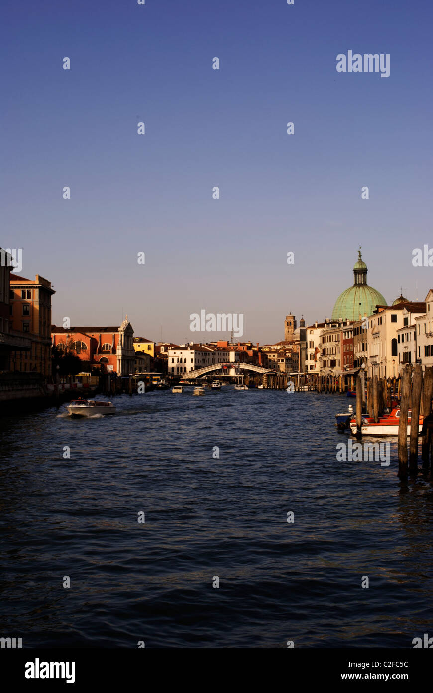 Venedig, Grachten und historischen Gebäude mit Schnellbooten Stockfoto