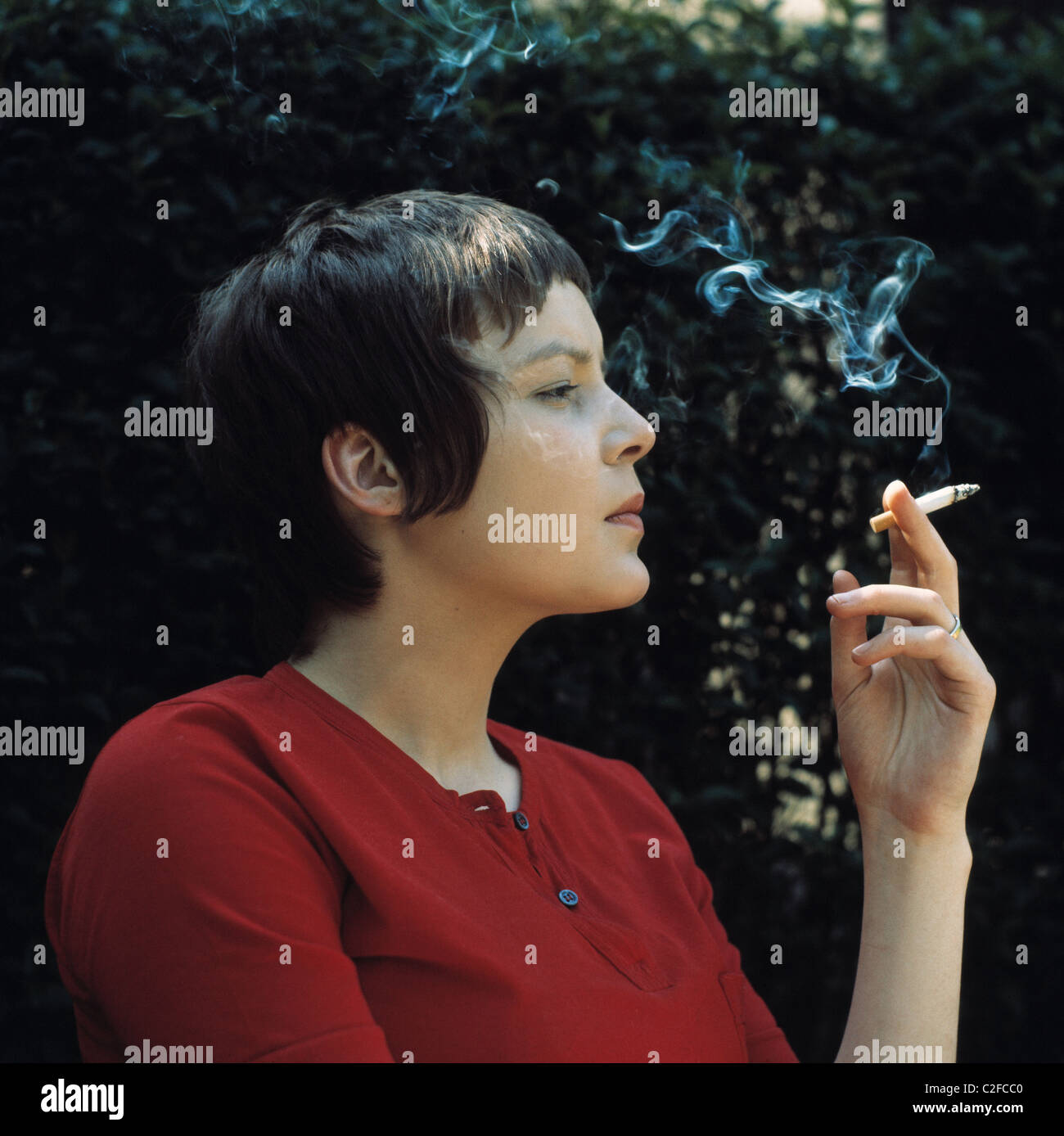 70er Jahre Menschen Junge Madchen Rauchen Einer Zigarette Portrait Profil Im Alter Von 18 Bis 23 Jahren Kurze Haare Monica Stockfotografie Alamy