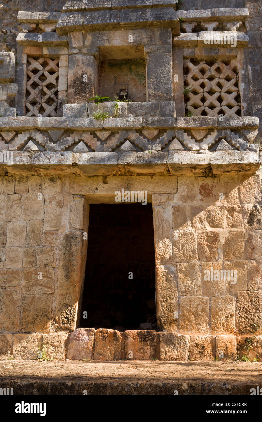 Detail der Tür entlang der Maya-Bogen El Arco bei den Maya-Ruinen von Labná entlang der Puuc-Route in der Yucatan Halbinsel, Mexiko. Stockfoto