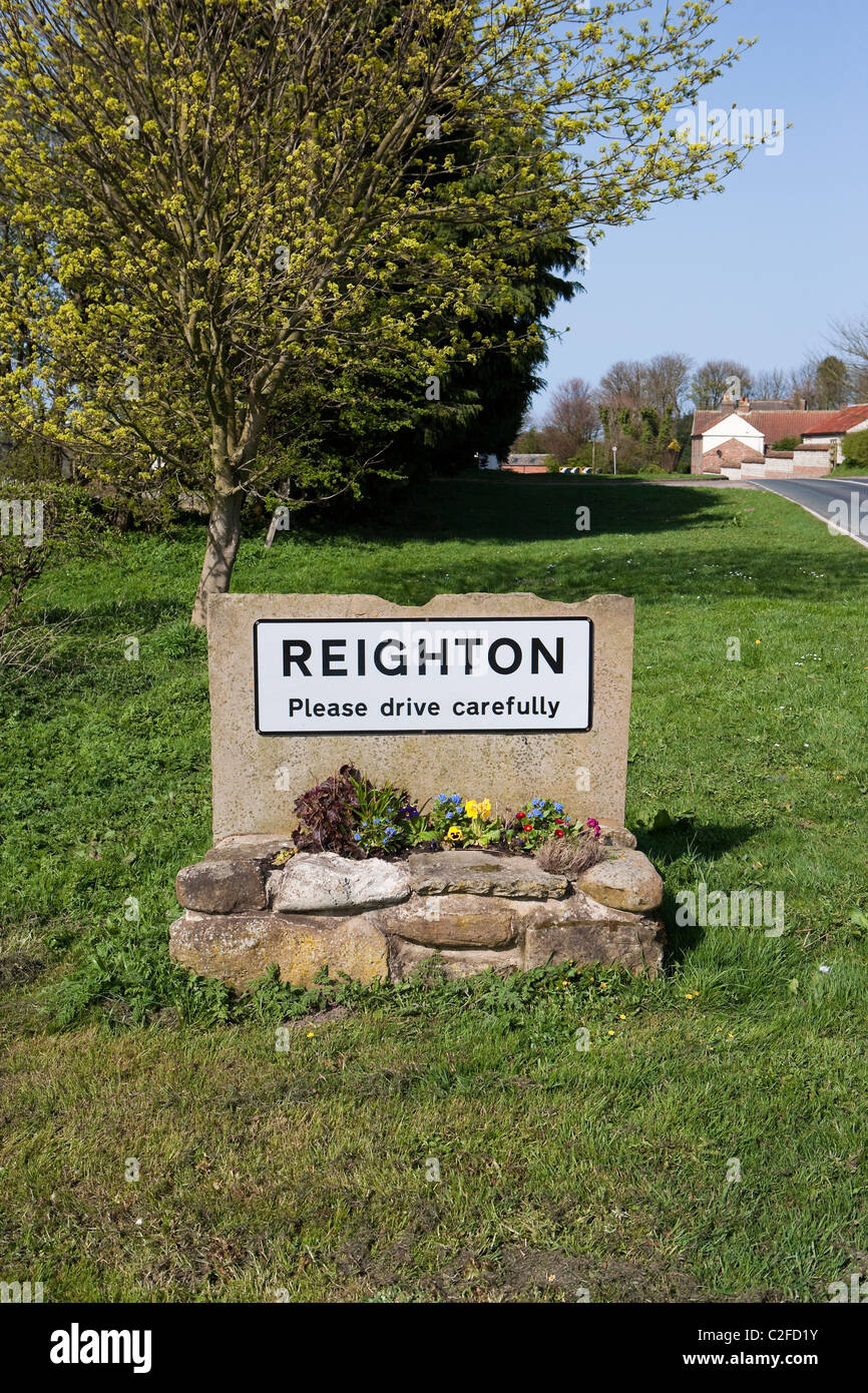 Ortsschild Grenze Reighton East Yorks England Stockfoto