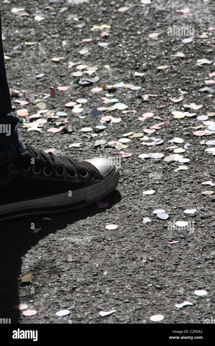 Gruppe von Jugendlichen Schuhe stehen in der Straße Stockfoto