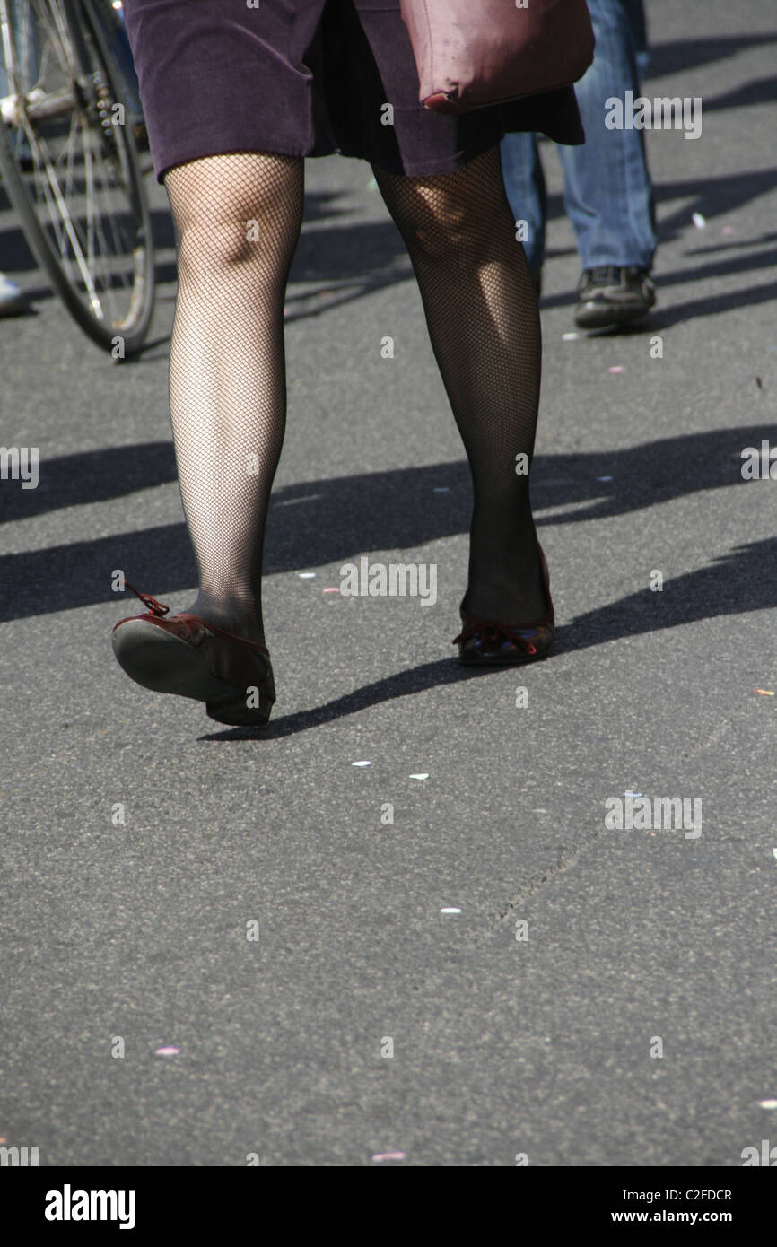 Detail der Frau zu Fuß in die Stadt Straße Straße Stockfotografie - Alamy
