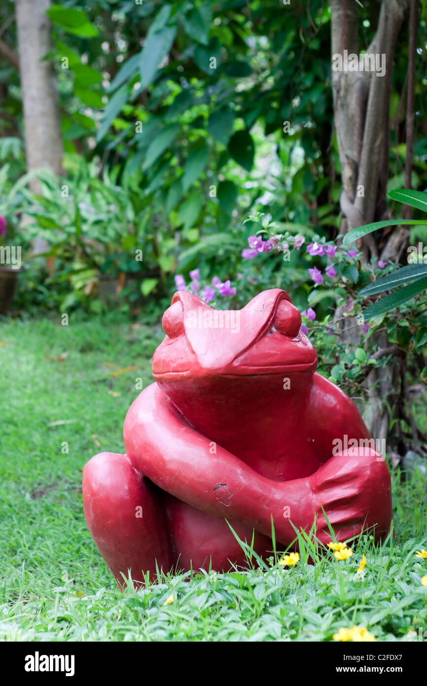 Rote Frosch Statue im Sommergarten Stockfoto