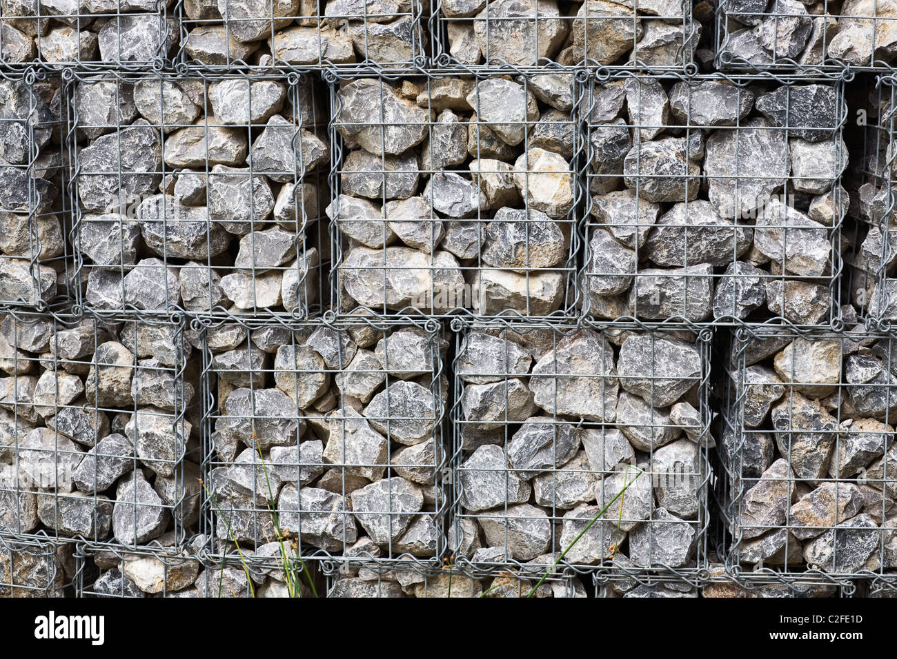 Gabionen Mauer, Stapel der Körbe mit Steinen Stockfotografie - Alamy