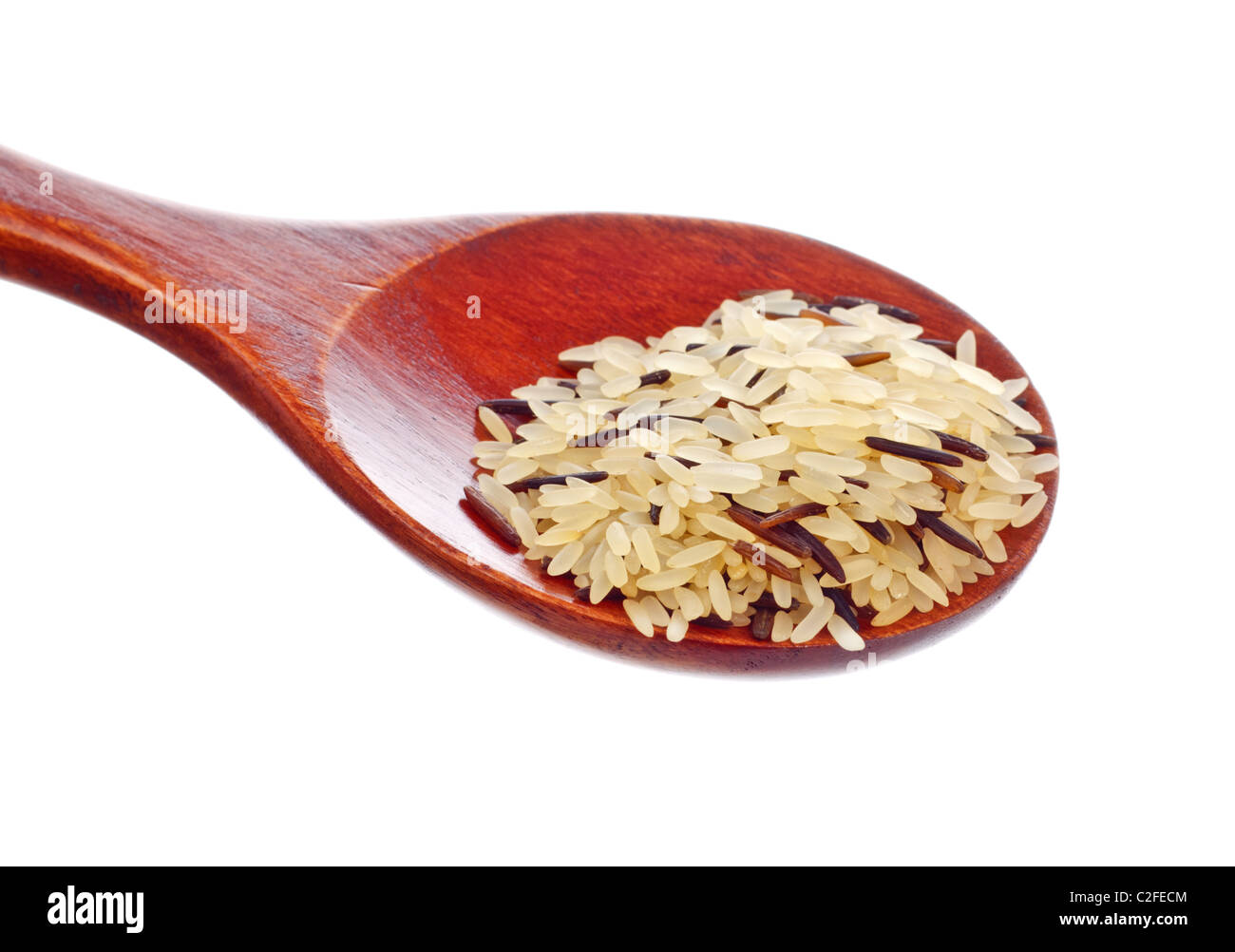Reis-Mischung in Holzlöffel isoliert auf weißem Hintergrund Stockfoto