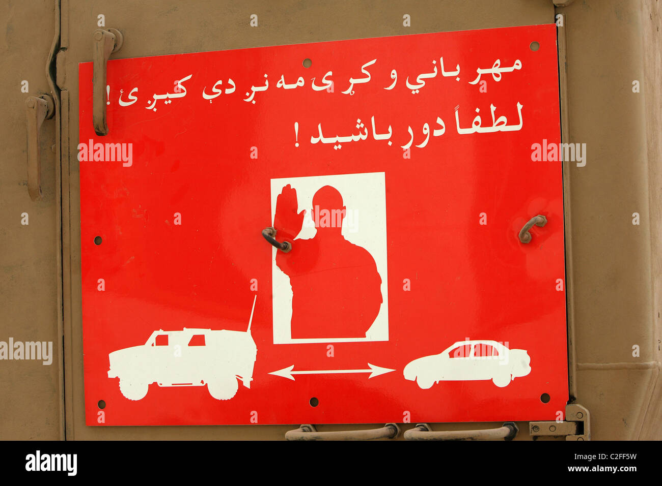 Halten Sie Ihr Abstand Zeichen in der afghanischen Sprache, Kunduz, Afghanistan Stockfoto
