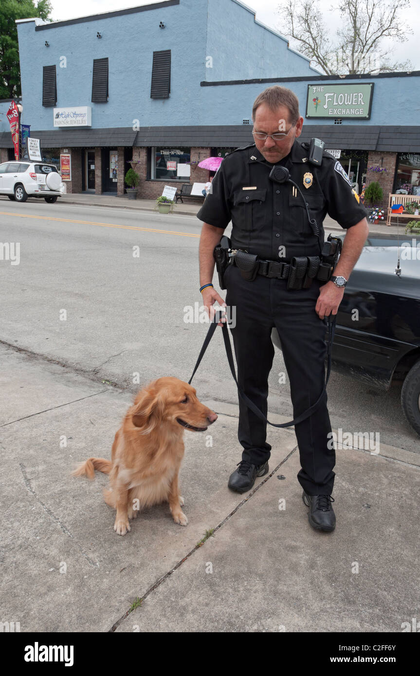 Police k-9 Medikament schnüffeln Hund Aggie mit ihrem Kumpel Offizier Patrouillen die Straße von High Springs Florida Stockfoto