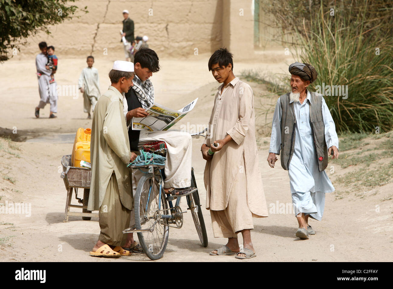 Lokale Leute lesen Zeitungen, Kunduz, Afghanistan Stockfoto