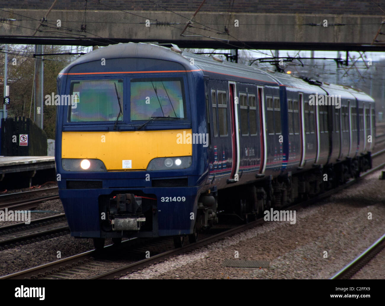 Britische Schiene Kategorie 321 4-Wagen-Zug der First Capitol Connect Stockfoto