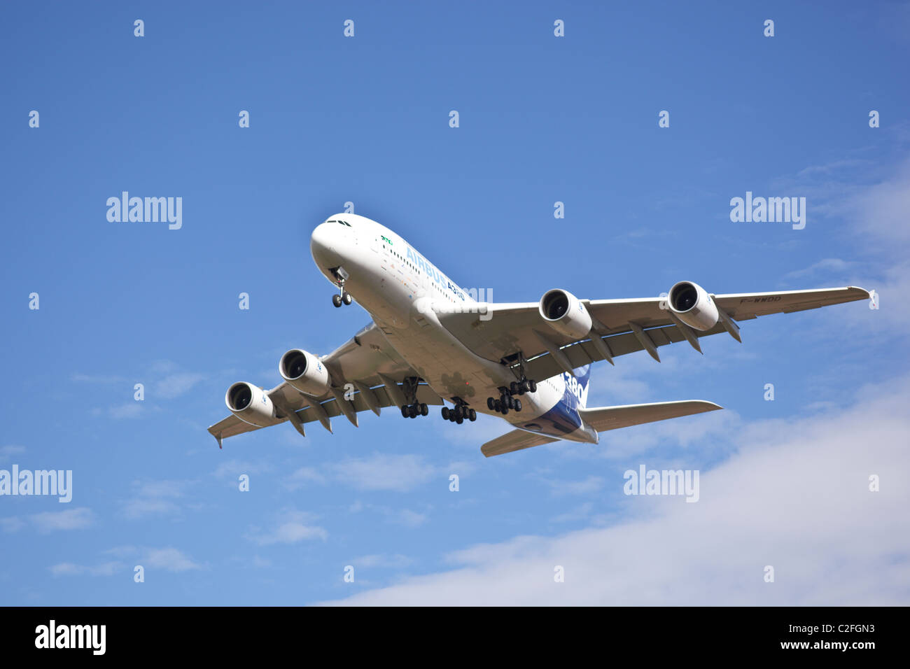 Airbus A380 im Flug mit ausgefahrenem Fahrwerk nach unten. Stockfoto