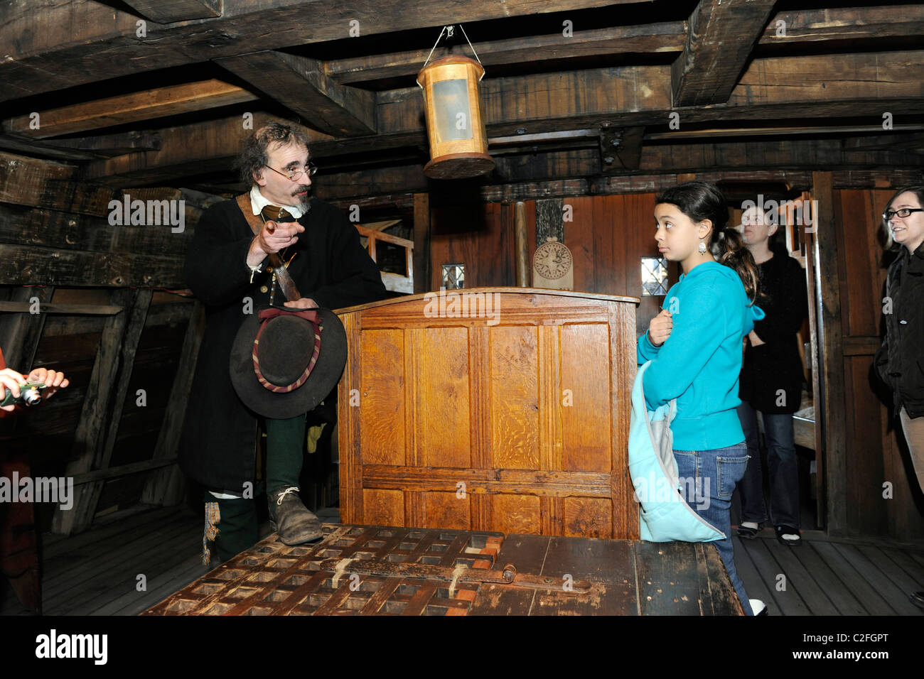 Schauspieler spielen Kapitän John Smith auf Schiff Mayflower II, Plymouth, Massachusetts. Stockfoto