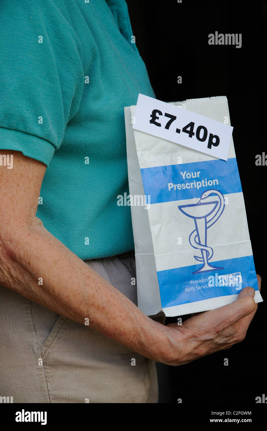 Patientin mit NHS-Rezept-Paket hat eine Gebühr von £7. 40p pro Stück Stockfoto