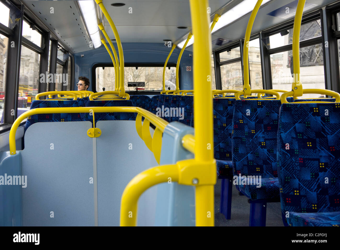 London Bus Interieur mit einem Passagier, London, England, UK Stockfoto