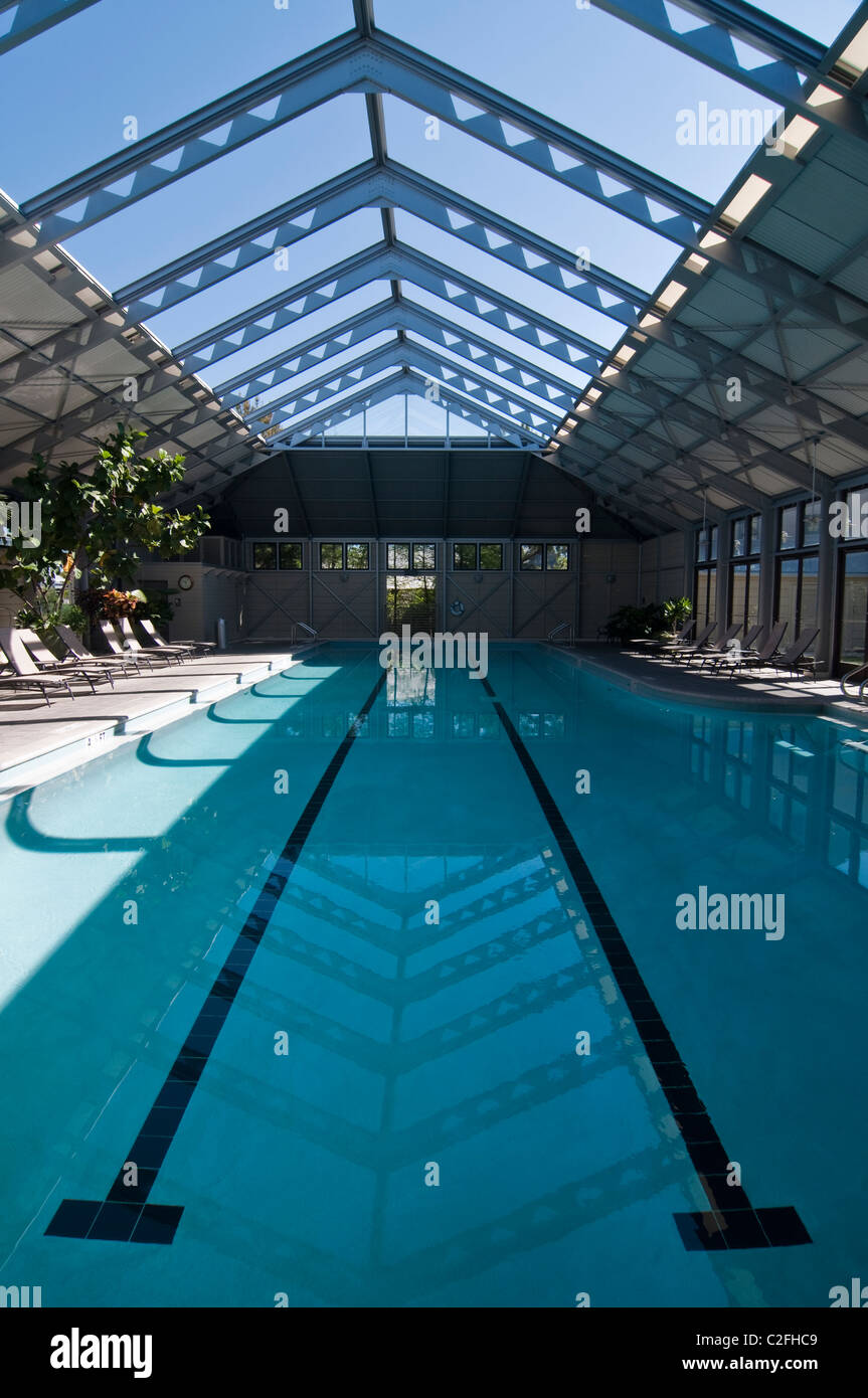 Der Sky Pool von Rosemary Beach, Florida ist ein ganzjährig beheizter Pool mit einem einziehbaren Dach. Stockfoto