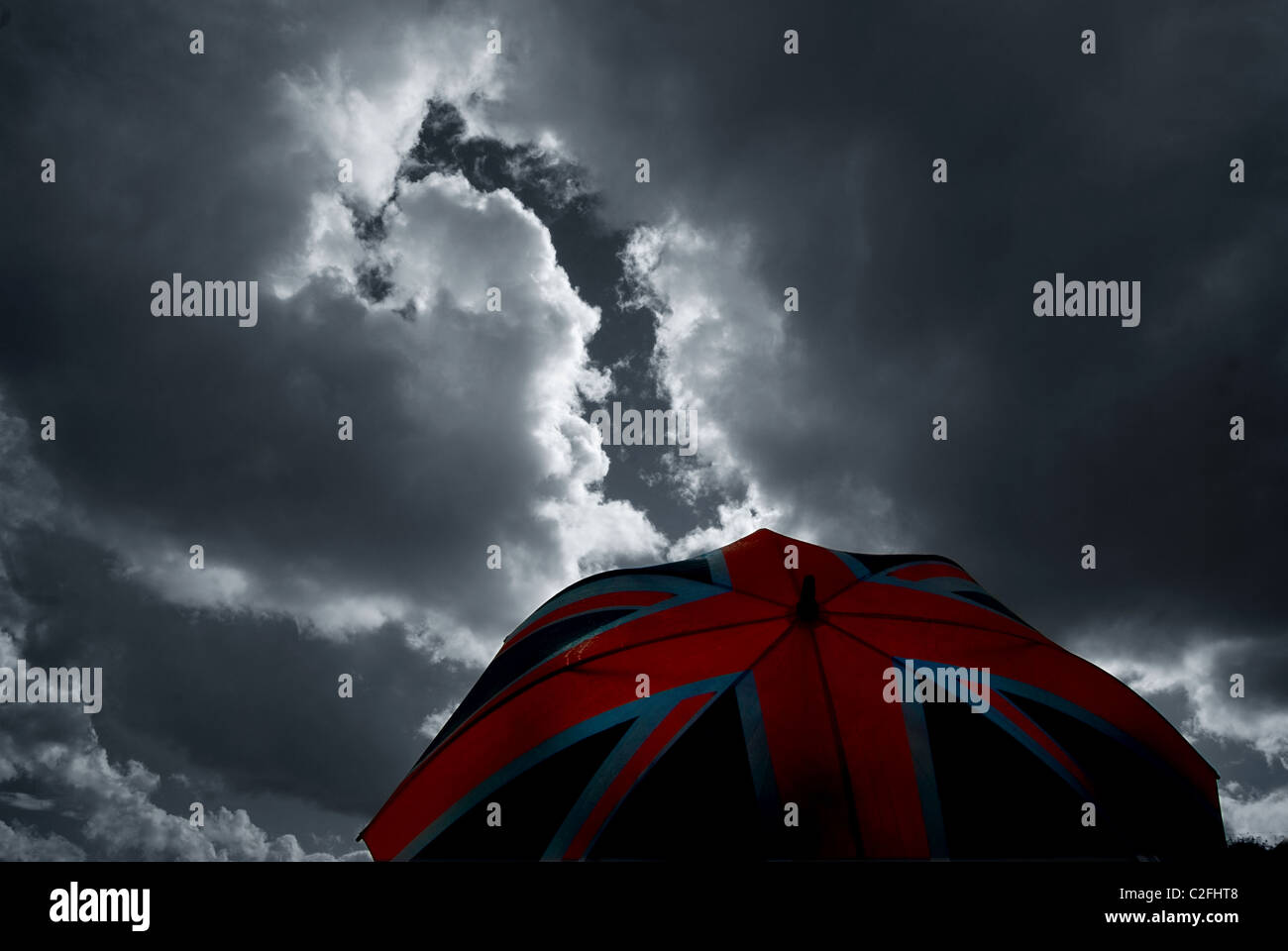 Austritt, Union Jack Regenschirm gegen eine trübe, stürmischen Himmel. Britische Wirtschaftskonzept. Stockfoto