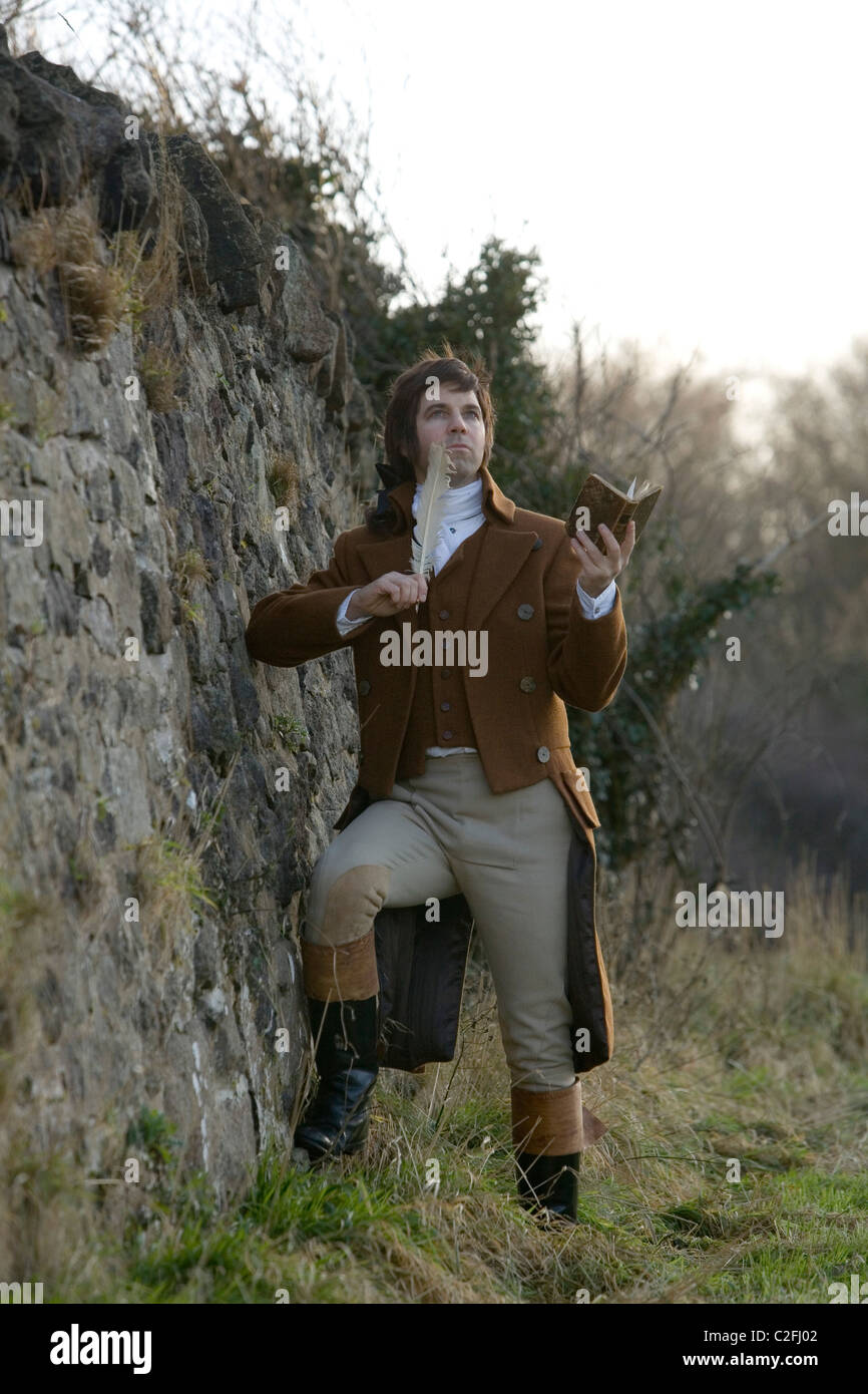 Ein Reiseführer, spielt den Charakter von Robert Burns Posen in nachdenklicher Stimmung in einem Park. Stockfoto