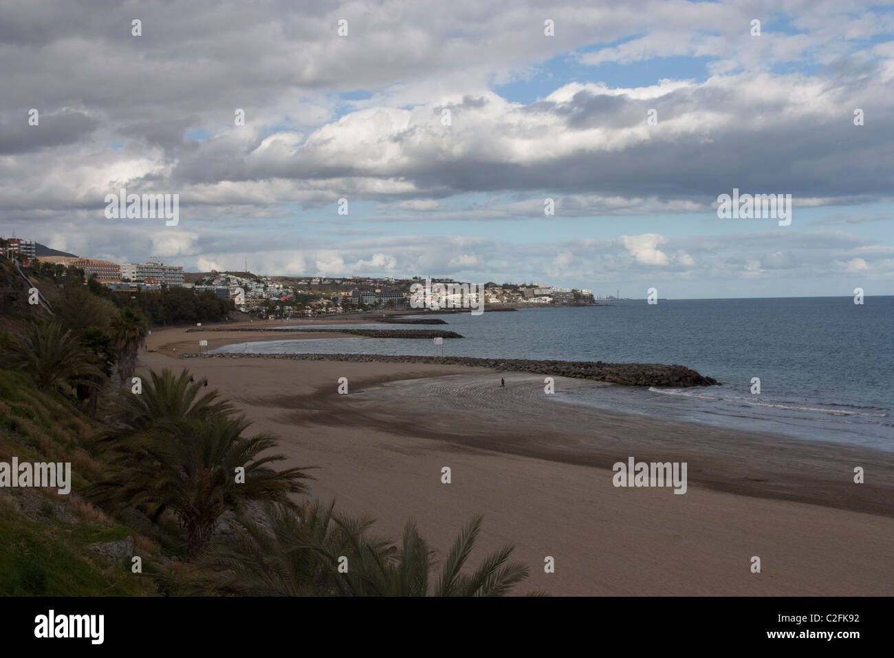 Künstlichen Strand von Playa de Ingles auf Gran Canaria, mit Laub im Vordergrund Stockfoto