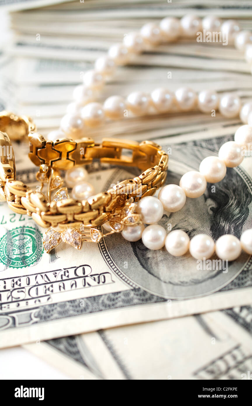 Gold und Perlen Zubehör mit hundert Dollar Stockfoto