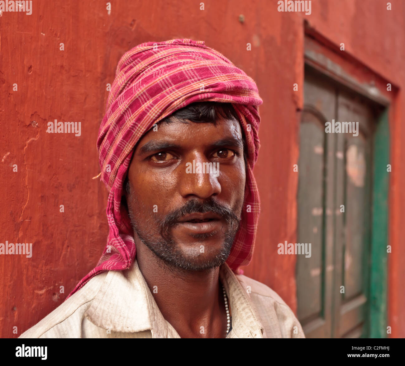 Porträt eines Arbeiter aus Kolkata, Malik Ghat Blumenmarkt, Kolkata, West Bengal, Indien Stockfoto