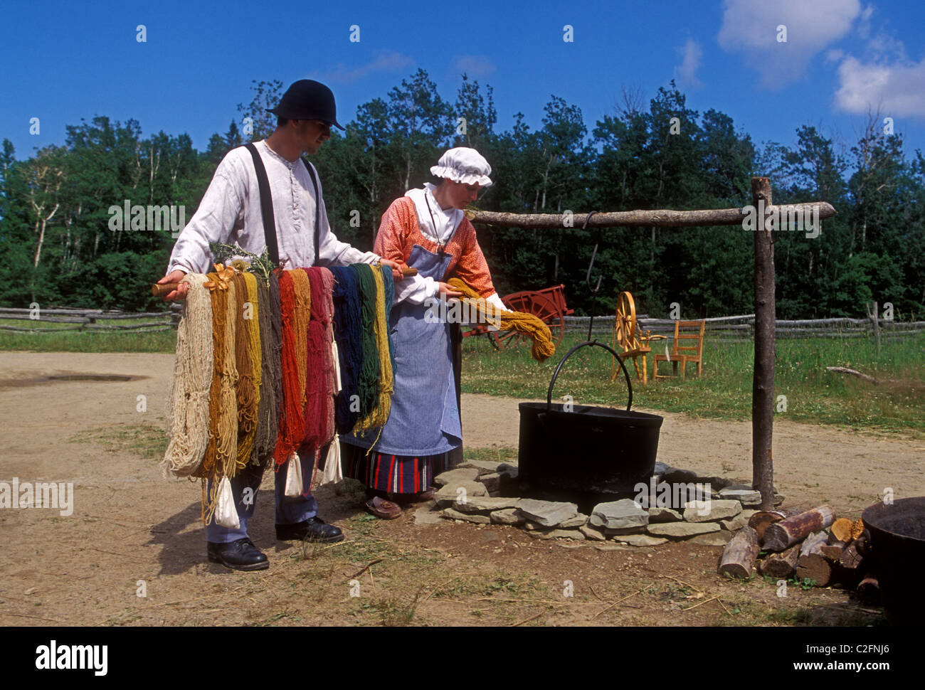 Kanadische Frau, kanadischen Mann, Färben wolle, tragezeit Kostüm, Acadian Historical Village, in der Nähe der Stadt von Caraquet, Provinz New Brunswick, Kanada Stockfoto