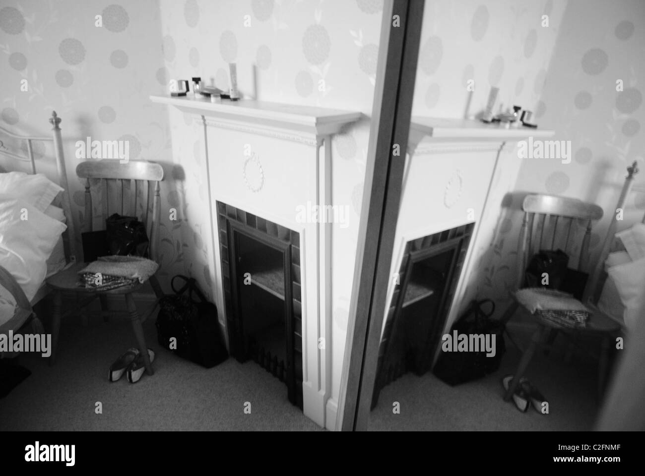 Schlafzimmer-Szene in schwarz und weiß Stockfoto