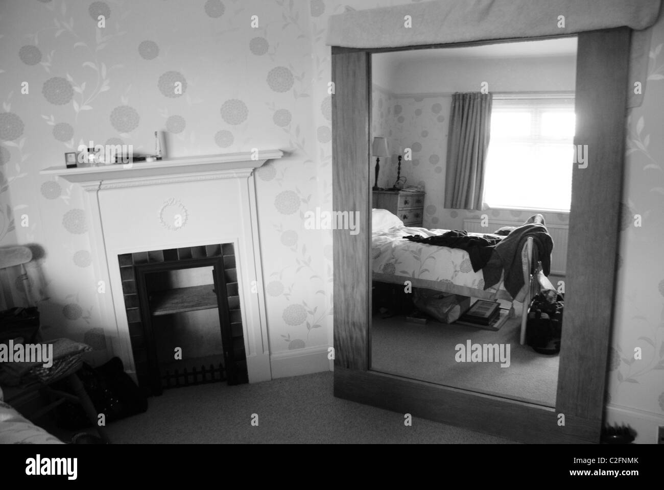 Schlafzimmer-Szene in schwarz und weiß Stockfoto