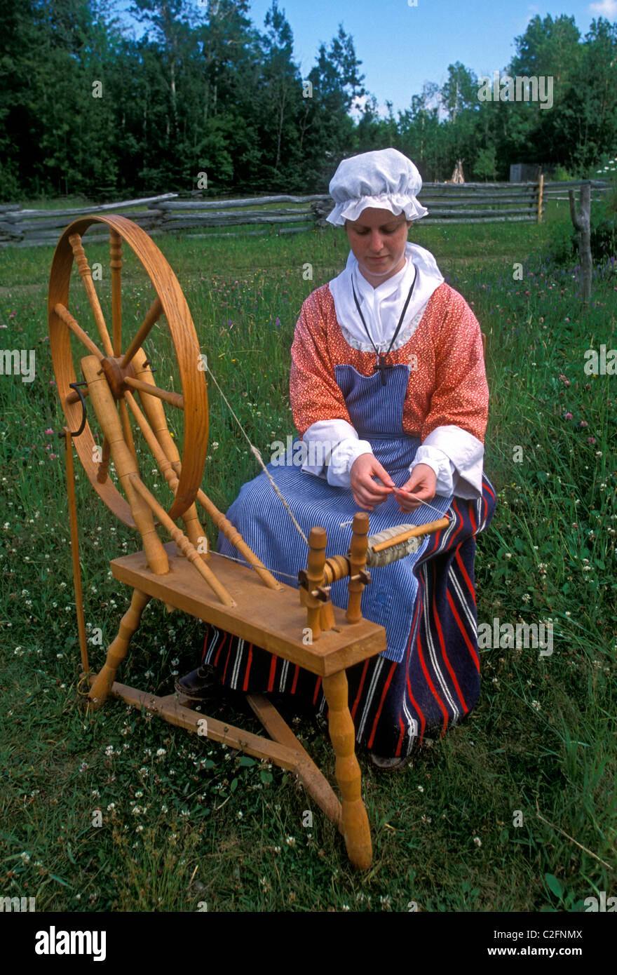 1, 1, kanadische Frau, kanadische Frau Spinnen von Wolle, Acadian Historical Village, in der Nähe der Stadt von Caraquet, Provinz New Brunswick, Kanada Stockfoto