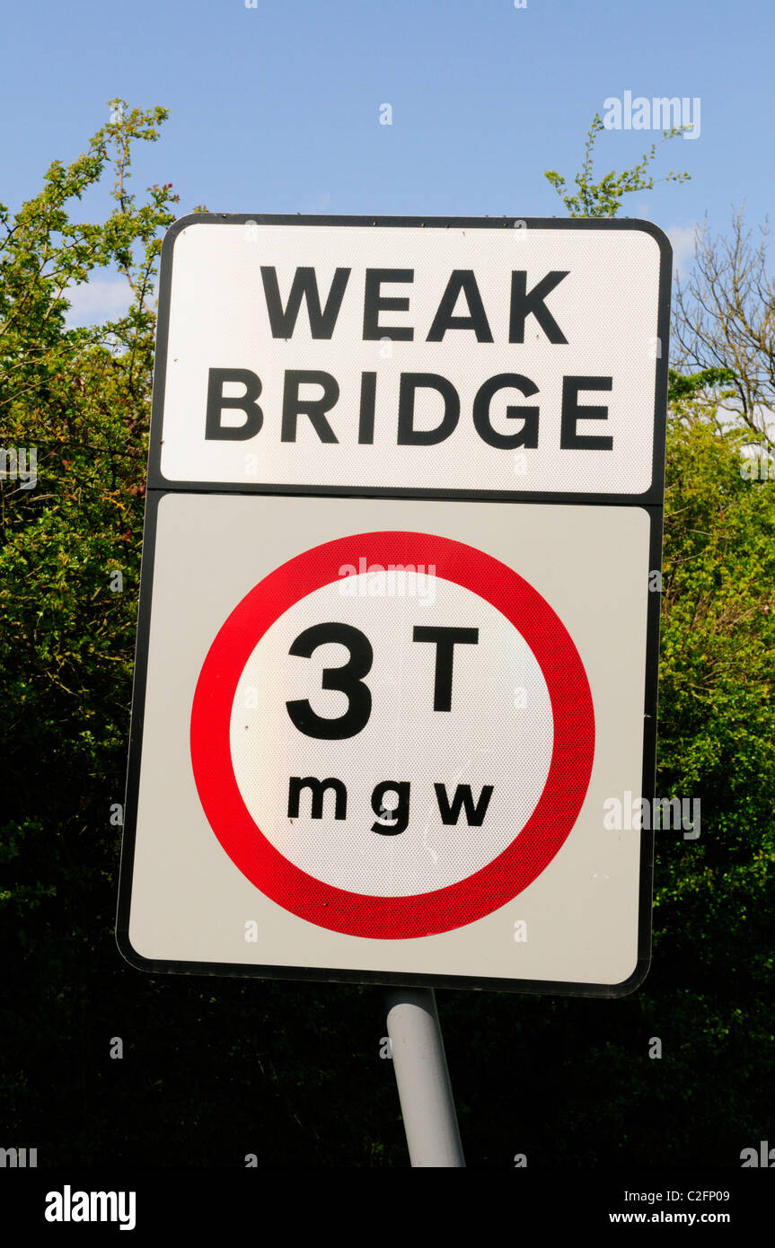 Schwache Brücke 3 t Mgw Roadsign, Barton, Cambridgeshire, England, UK Stockfoto