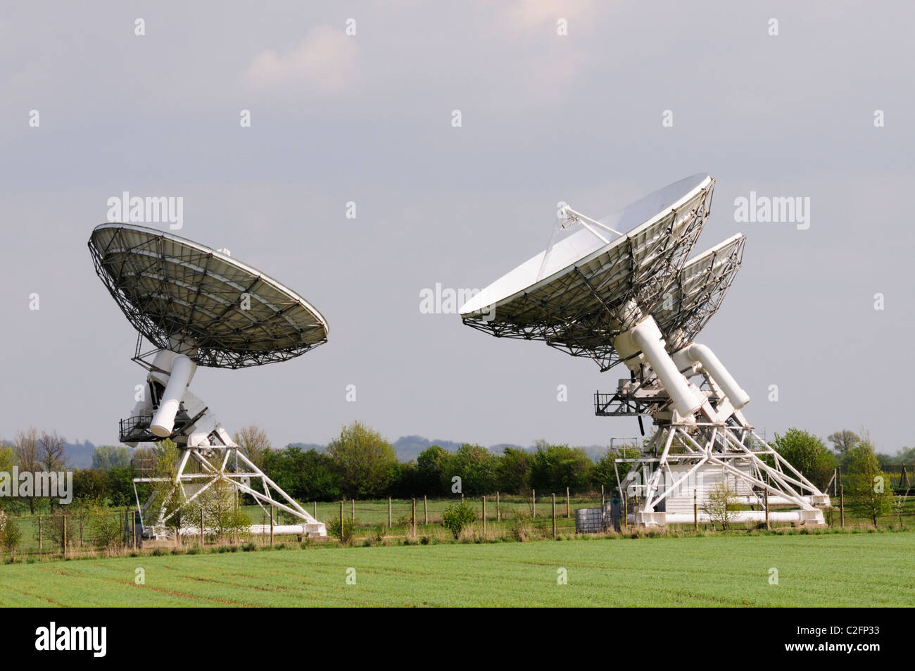 Radioteleskope an Mullard Radio Astronomy Observatory, des Herrn Brücke, Barton, Cambridgeshire, England, Vereinigtes Königreich Stockfoto