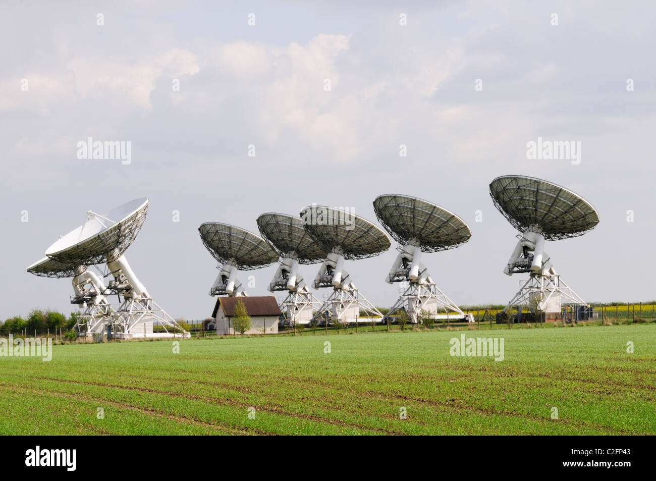 Radioteleskope an Mullard Radio Astronomy Observatory, des Herrn Brücke, Barton, Cambridgeshire, England, Vereinigtes Königreich Stockfoto
