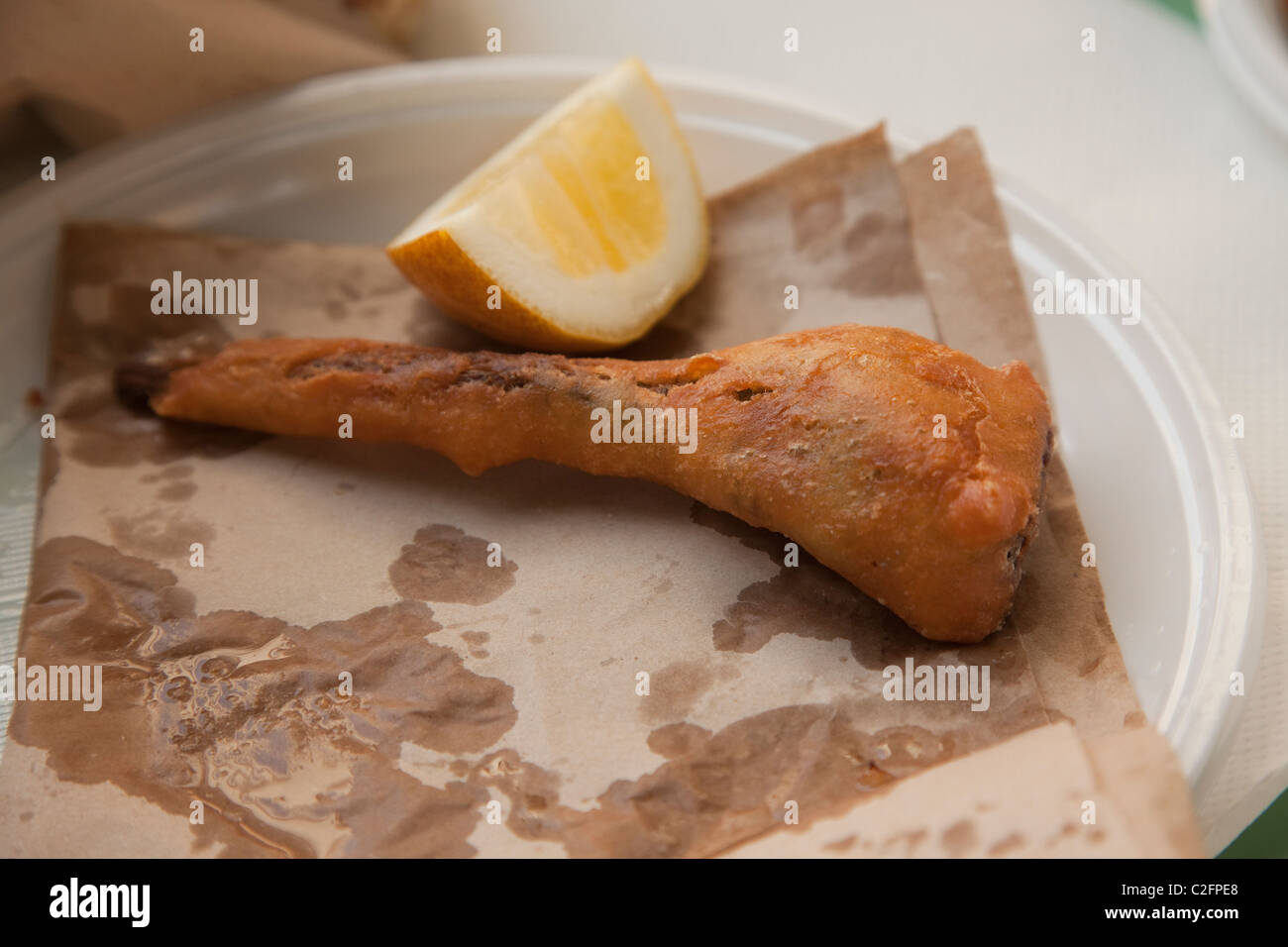 Frittierte Artischocken diente als Fast-Food auf den Straßen von Palermo Sizilien Italien Stockfoto