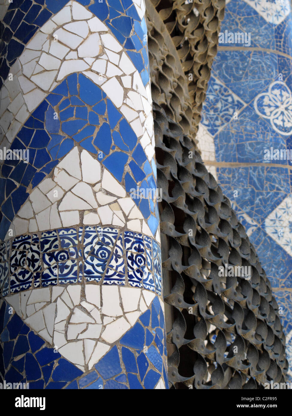 Gaudi Mosaik (Trencadís) und Schmiedearbeiten Stockfoto