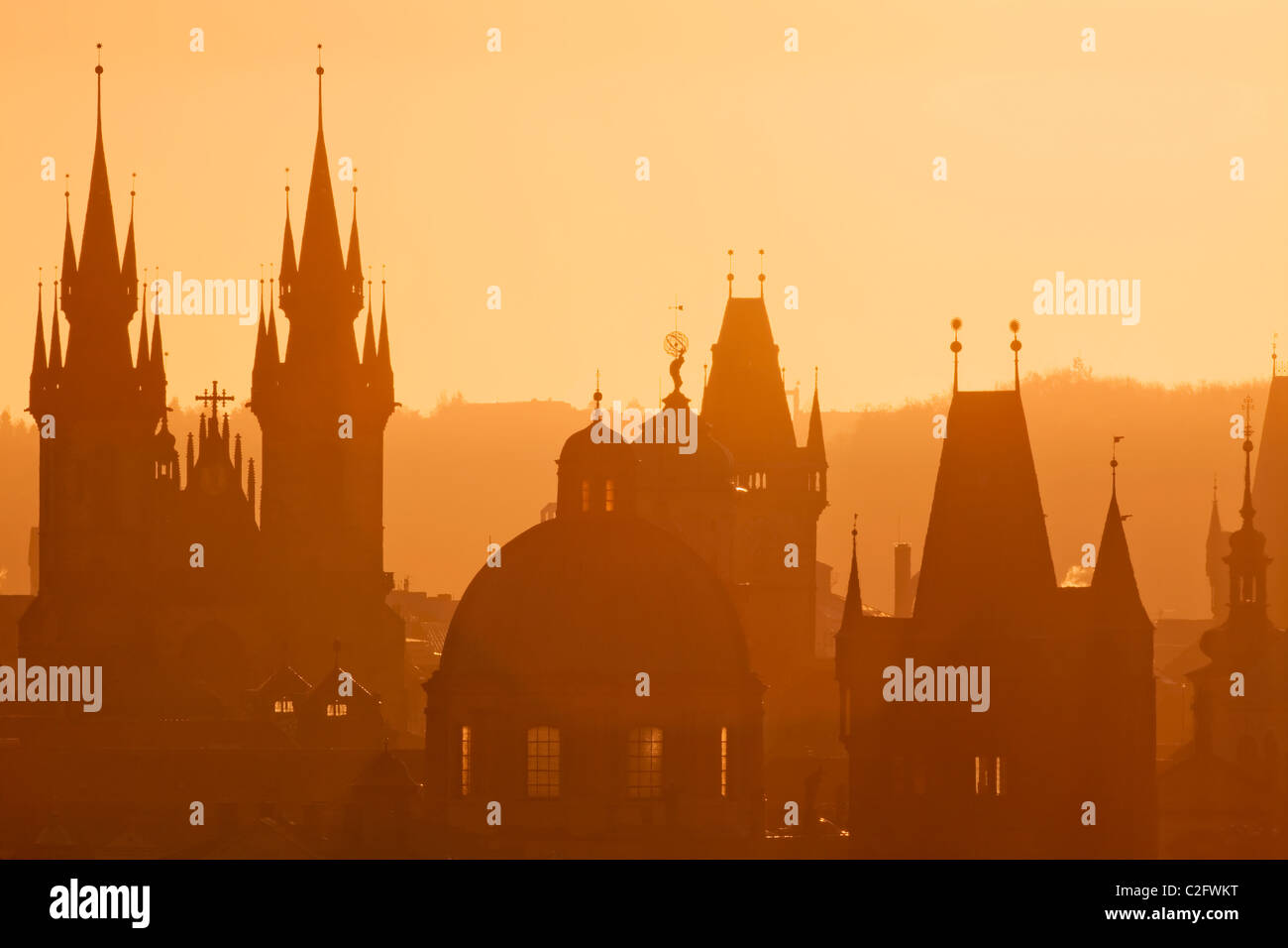 Tschechische Republik, Prag - Türme der alten Stadt und Tyn Kirche bei Sonnenaufgang Stockfoto