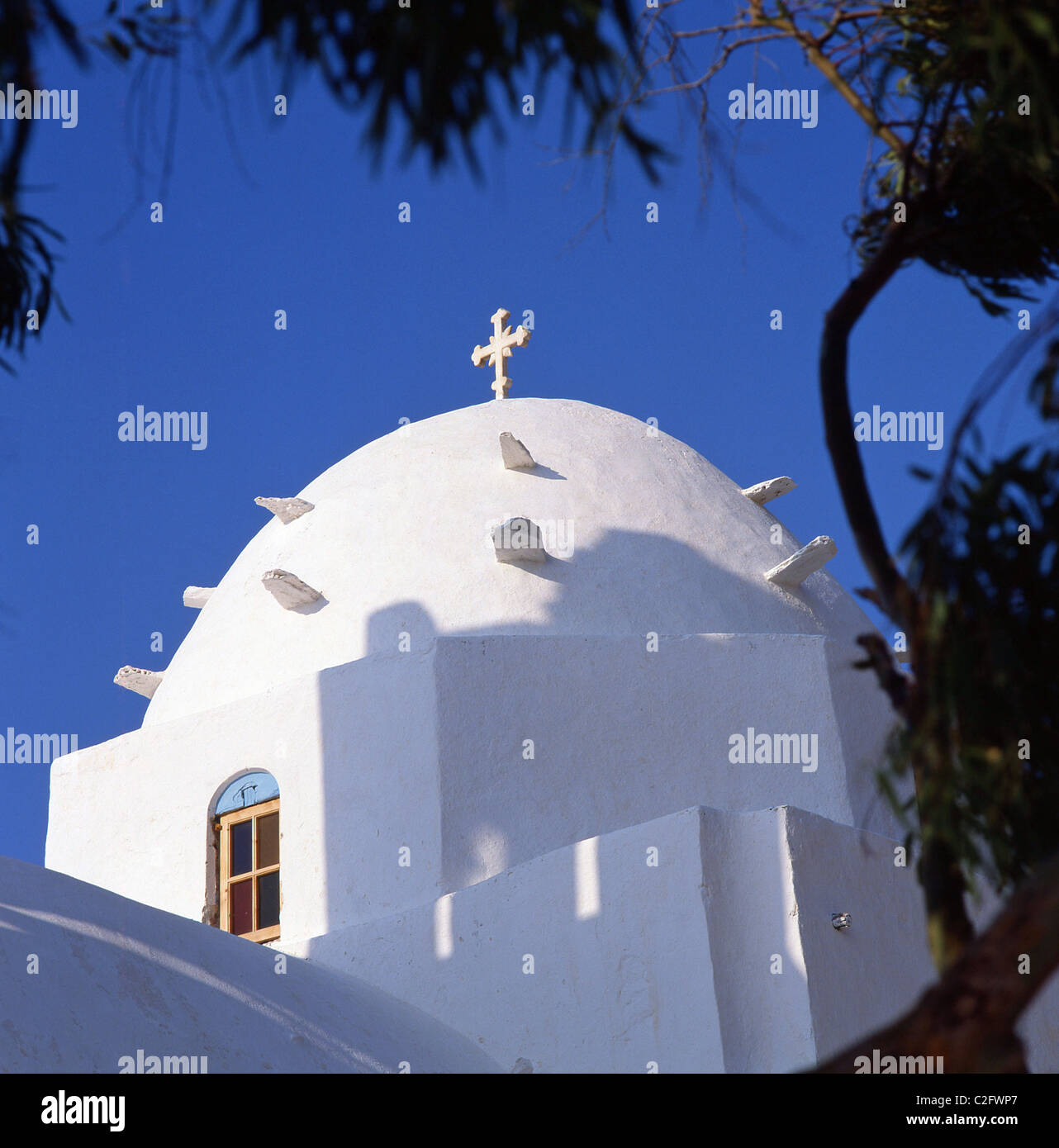 Weiß getünchte Kirche Kuppel, Fira, Santorin, die Kykladen, Süd Ägäis, Griechenland Stockfoto