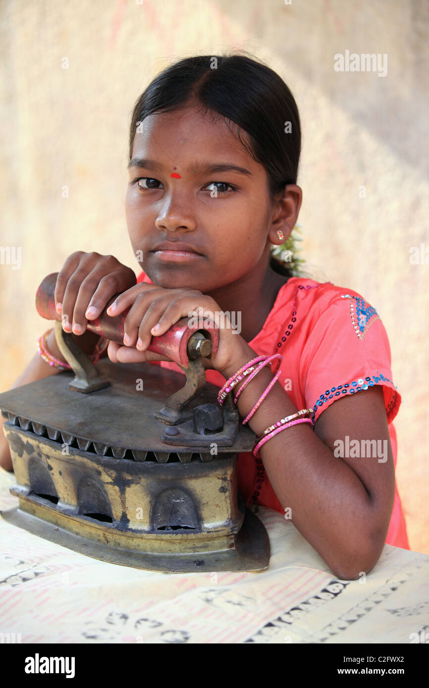 Indische Mädchen hält ein alten Stil Eisen Andhra Pradesh in Indien Stockfoto