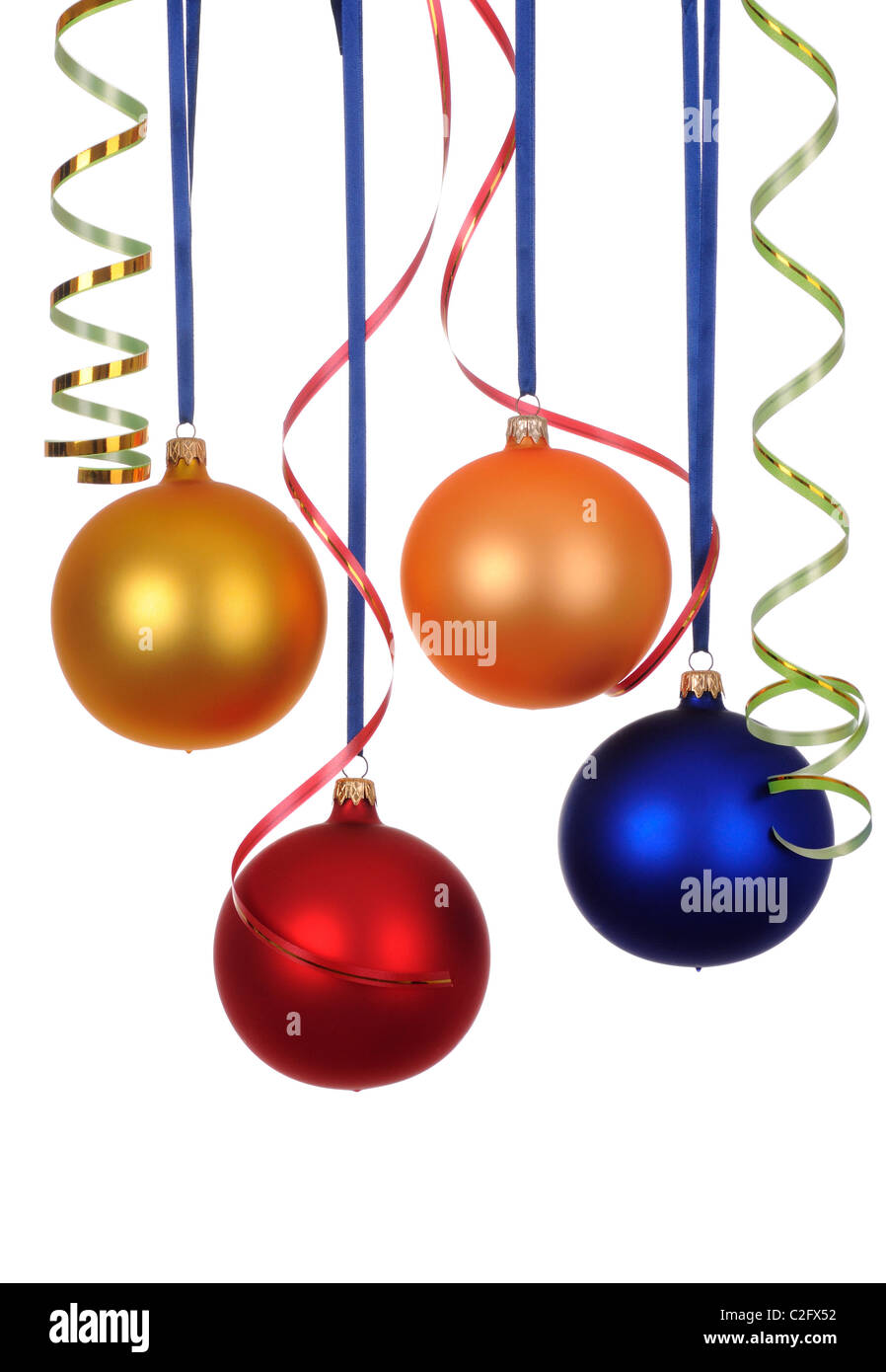 bunten Weihnachtsschmuck mit Band isoliert auf weißem Hintergrund Stockfoto