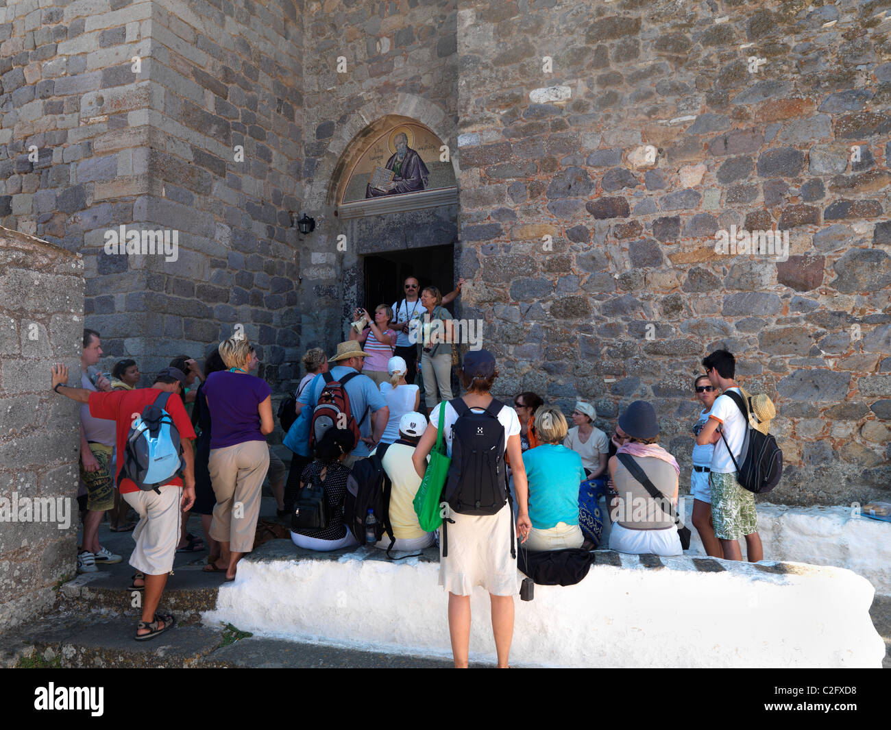 Chora Patmos Griechenland Tour Guide und Touristen außen Johannes der Theologe-Kloster Stockfoto