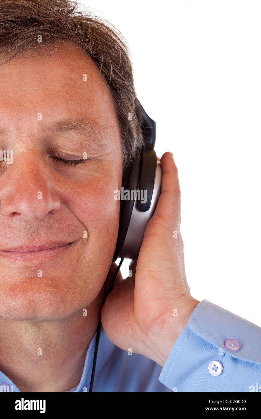 Gesicht Schneiden von senior glücklich mit Kopfhörern anhören von MP3-Musik. Isoliert auf weißem Hintergrund. Stockfoto