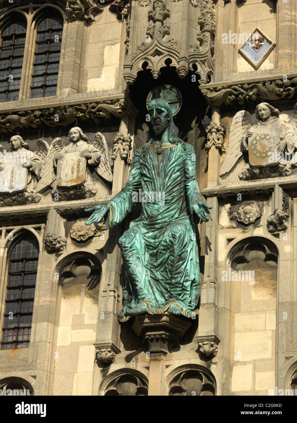 Canterbury Kent England Butter Market Christ Church Gate erbaut 1517 und Prinz Arthur gewidmet Moderne Bronzestatue von Jesus Christus gemacht 1990 Stockfoto