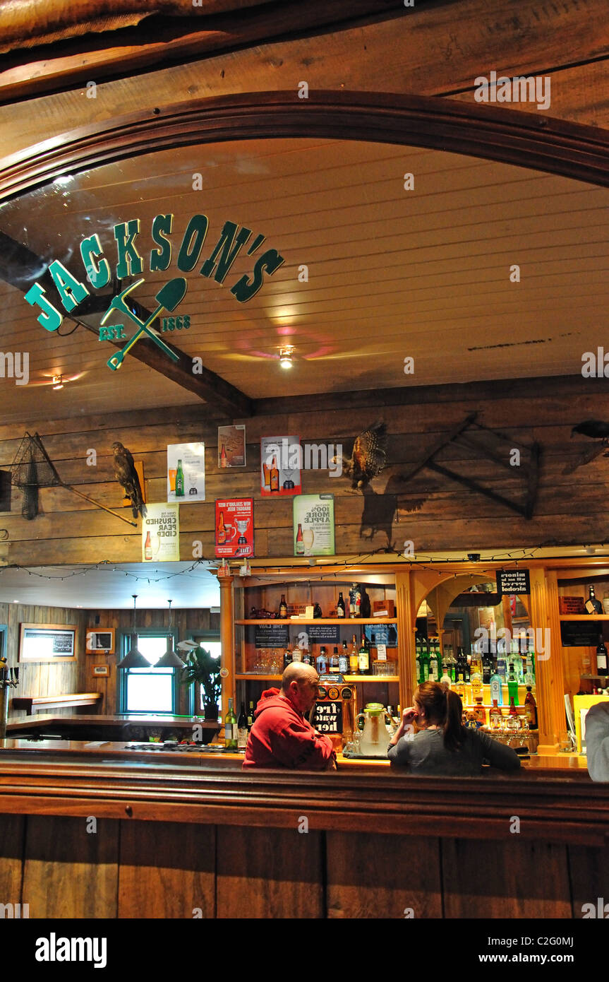 Salon mit Bar, historische Jacksons Taverne, State Highway 73, Jacksons, West Coast, Südinsel, Neuseeland Stockfoto