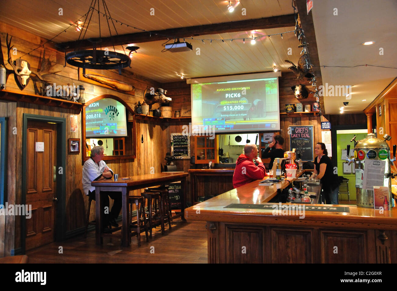 Salon mit Bar, historische Jacksons Taverne, State Highway 73, Jacksons, West Coast, Südinsel, Neuseeland Stockfoto