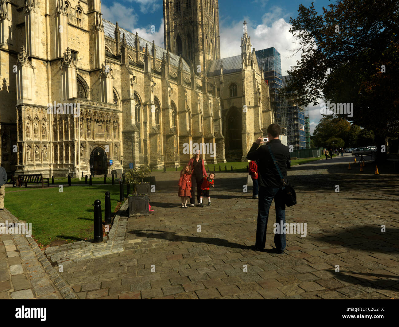 Canterbury Kent England Mann fotografieren seiner Familie außerhalb der Kathedrale von Canterbury Stockfoto