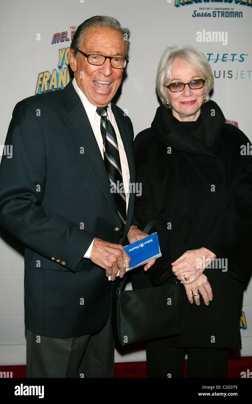 Mike Wallace und Gast Eröffnungsabend des neuen Mel Brooks musical "Young Frankenstein" im Hilton Theatre - neue Ankünfte Stockfoto