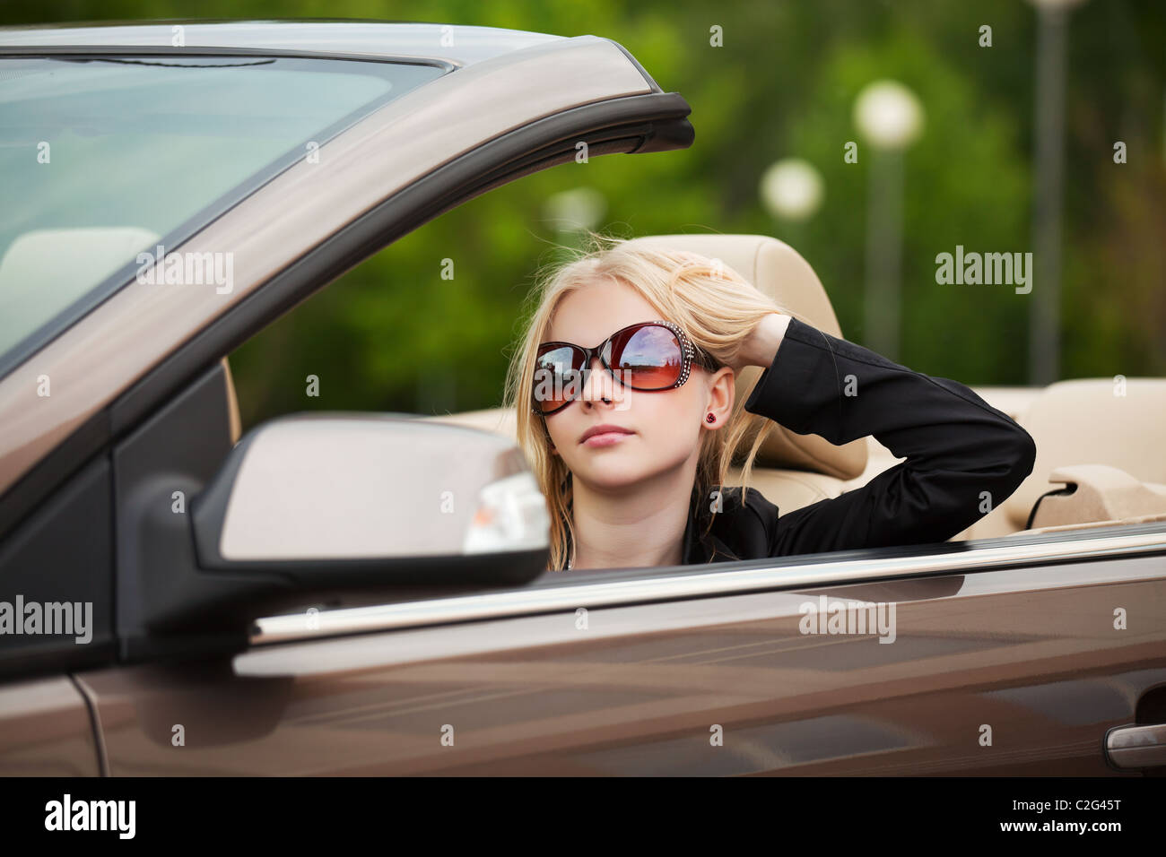 Junge Blondine in einem neuen Cabrio Auto sitzen. Stockfoto